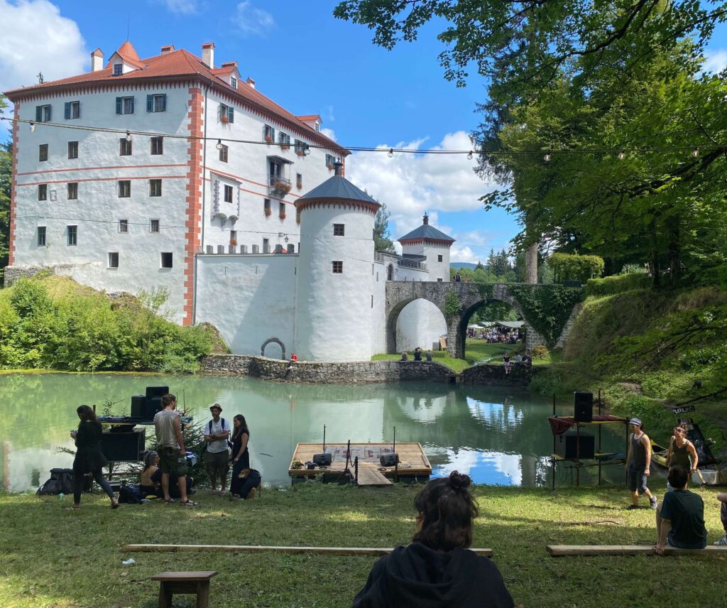 Katarín Zima s hudobným projektom Imaginative cello journey na slovinskom festivale Floating Castle 2023